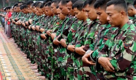 Prajurit TNI, Polri bersama masyarakat melakukan salat istiqa di lapangan Jenderal Sudirman, Lhokseumawe, Provinsi Aceh. Rabu (28/10).