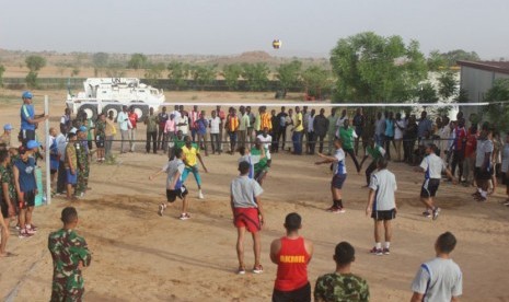 Prajurit TNI Satgas Indobatt-02 olahraga bersama masyarakat lokal tepatnya di Kampung Masteri, Darfur. (Foto : dok. Puspen TNI)