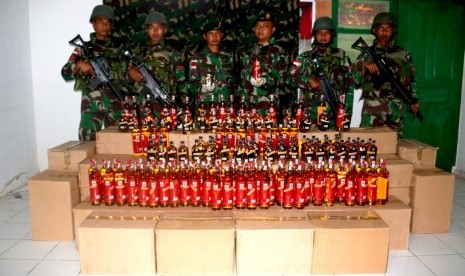 Prajurit TNI Satgas Yonif MR 411/Pandawa Kostrad, berhasil mengamankan 2.040 botol miras illegal di perbatasan Republik Indonesia – Papua Nugini (RI-PNG), tepatnya di depan Pos Samleber, Distrik Sota, Kabupaten Merauke, Papua, Jumat malam (30/8/2019).   