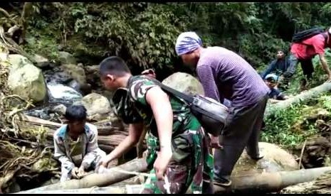 Prajurit TNI turut membantu warga Lombok memperbaiki instalasi air bersih yang rusak dan tertimbun material longsor pascagempa bumi di Lombok, Nusa Tenggara Barat, beberapa waktu lalu. 