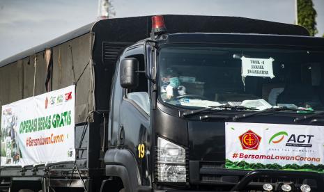 Prajurit TNI yang mengenakan masker dan sarung tangan berada di dalam truk dalam acara pelepasan Operasi Pangan Gratis di Mabes TNI, Cilangkap, Jakarta, Kamis (2/4/2020). Sebagai aksi kolaborasi kepedulian dalam menghadapi pandemi virus Corona (COVID-19), TNI bekerja sama dengan Aksi Cepat Tanggap (ACT) melakukan Operasi Pangan Gratis berupa 70 ton beras, air mineral kemasan, 25.000 pcs masker, dan 10.000 pembersih tangan atau atau hand sanitizer yang akan dibagikan kepada masyarakat di wilayah Jabodetabek.