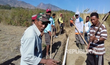 Prajurit TNI yang tergabung dalam Kogasgabpad Rehabilitasi dan Rekonstruksi  bersama-sama warga bahu membahu memperbaiki pipa saluran air bersih sepanjang 6 km yang rusak akibat gempa di Kecamatan Sembalun, Kabupaten Lombok Timur, Senin (22/10).