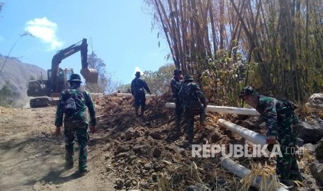 Prajurit TNI yang tergabung dalam Kogasgabpad Rehabilitasi dan Rekonstruksi  bersama-sama warga bahu membahu memperbaiki pipa saluran air bersih sepanjang 6 km yang rusak akibat gempa di Kecamatan Sembalun, Kabupaten Lombok Timur, Senin (22/10).