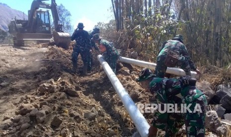 Prajurit TNI yang tergabung dalam Kogasgabpad Rehabilitasi dan Rekonstruksi  bersama-sama warga bahu membahu memperbaiki pipa saluran air bersih sepanjang 6 km yang rusak akibat gempa di Kecamatan Sembalun, Kabupaten Lombok Timur, Senin (22/10).