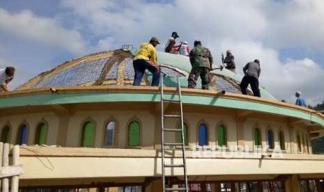 Prajurit TNI yang tergabung dalam Komando Tugas Gabungan Terpadu (Kogasgabpad) bersama warga membongkar dan membersihkan puing-puing Masjid Al-Abror di Dusun Wadon,  Desa Kekait,Kecamatan Gunung Sari, Lombok Barat, Senin (24/9).