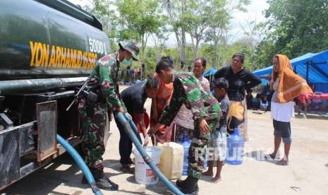 Prajurit TNI yang tergabung dalam Komando Tugas Gabungan Terpadu (Kogasgabpad) membantu mendistribusikan air bersih ke tempat pengungsian warga di Jalan Veteran, Kelurahan Tanah Modindi, Kecamatan Mantikulores, Kota Palu, Rabu (10/10).