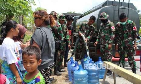 Prajurit TNI yang tergabung dalam Komando Tugas Gabungan Terpadu (Kogasgabpad) membantu mendistribusikan air bersih ke tempat pengungsian warga di Jalan Veteran, Kelurahan Tanah Modindi, Kecamatan Mantikulores, Kota Palu, Rabu (10/10).