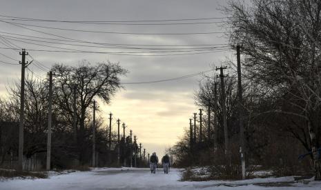 Prajurit Ukraina berpatroli di Desa Verkhnotoretske, Distrik Yasynuvata, Donetsk, Ukraina, Sabtu (22/1/2022).