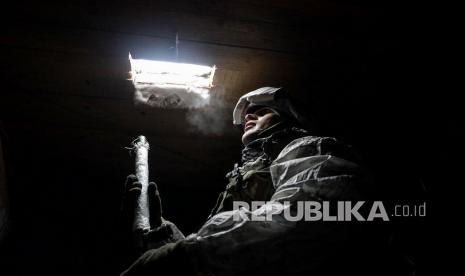  Prajurit Ukraina memeriksa situasi di posisi di garis depan dekat desa Avdiivka, tidak jauh dari kota Donetsk yang dikuasai militan pro-Rusia, Ukraina, 25 Januari 2022. AS dan Inggris mengumumkan akan menarik beberapa diplomat, personel tidak penting, dan keluarga anggota dari kedutaan mereka di Kiev di tengah meningkatnya ketakutan akan invasi Rusia.