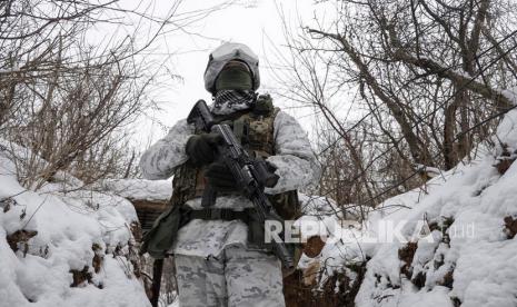  Prajurit Ukraina memeriksa situasi di posisi di garis depan dekat desa Avdiivka, tidak jauh dari kota Donetsk yang dikuasai militan pro-Rusia, Ukraina, 25 Januari 2022. AS dan Inggris mengumumkan akan menarik beberapa diplomat, personel tidak penting, dan keluarga anggota dari kedutaan mereka di Kiev di tengah meningkatnya ketakutan akan invasi Rusia