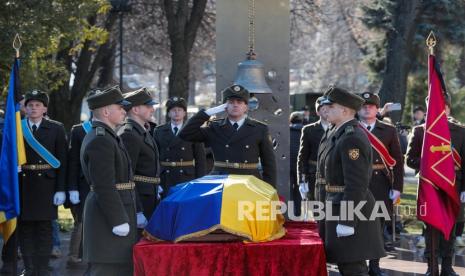  Prajurit Ukraina menghadiri upacara pemakaman Anton Sidorov, prajurit Ukraina yang dilaporkan tewas oleh penembakan di Ukraina timur, di gedung Kementerian Pertahanan di Kiev, Ukraina, 22 Februari 2022. Pihak berwenang Ukraina dan mitra Barat telah memperhatikan di masa lalu beberapa bulan untuk situasi keamanan yang memburuk di Donbas, penumpukan pasukan Rusia di sepanjang perbatasan dengan Ukraina, dan bahaya invasi Rusia baru ke Ukraina. Presiden Rusia Vladimir Putin mengumumkan pengakuan terhadap Republik Rakyat Donetsk (DPR) yang diproklamirkan sendiri dan Republik Rakyat Luhansk (LPR).