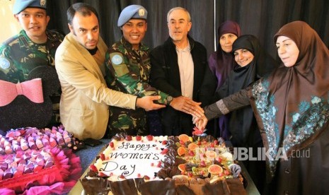 Prajurit Wanita TNI yang tergabung dalam Satgas Indobatt Kontingen Garuda (Konga) XXIII-L/UNIFIL (United Nations Interim Force In Lebanon) memperingati acara Women’s Day (Hari Wanita) di Gedung Pertemuan Husainniyah Distrik As Suwanan - Lebanon Selatan.