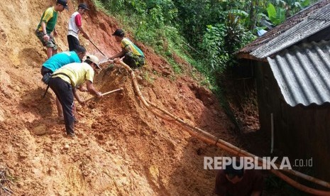 Prajurit Yonif Raider 323 Kostrad membantu korban bencana alam banjir dan tanah longsor di Pangandaran.