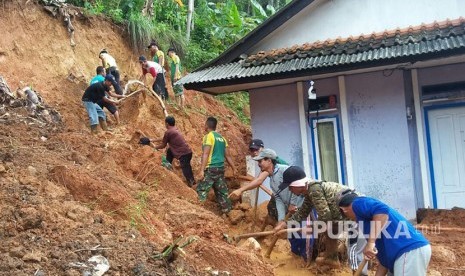 Prajurit Yonif Raider 323 Kostrad membantu korban bencana alam banjir dan tanah longsor di Pangandaran.