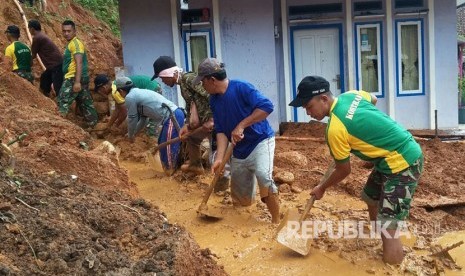 Prajurit Yonif Raider 323 Kostrad membantu korban bencana alam banjir dan tanah longsor di Pangandaran.