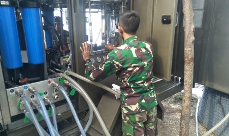 Prajurit Yonzeni 2 Mar menggunakan alat Sea Water Reverse Osmosis (SWRO) yang dapat mengubah air laut menjadi air tawar. 