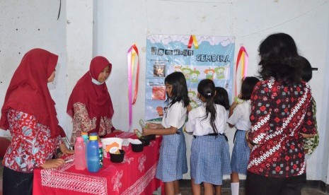 Praktik media pembelajaran Jemuran Gembira yang diajarkan mahasiswa-mahasiswa PGSD Universitas Negeri Yogyakarta (UNY) Wates.