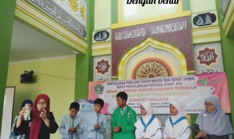 Praktik mencuci tangan dengan benar