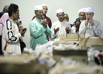 Praktik pengusiran setan di klinik Haron Din, Kuala Lumpur.