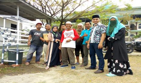 Praktisi dan petani hidroponik Slamet Riyanto (peci putih) bersama tim Ponpes Az-Zikra.