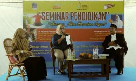 Praktisi pendidikan anak, Fery Baswedan (tengah), memberikan materi dalam seminar pendidikan 