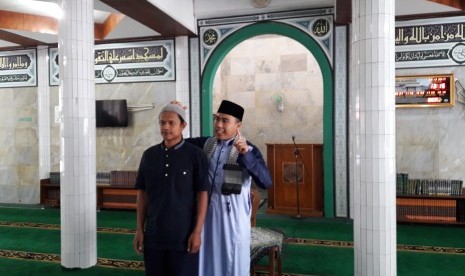 Praktisi ruqyah syar'iyah Ustaz Azimam Aulia Rahman Lc (kanan) mencontohkan cara melakukan ruqyah.