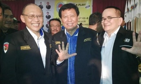 Pramono Edhie Wibowo (kiri) bersama Ruhut Sitompul (Kanan) saat dikukuhkan sebagai dewan pembina nasional satuan tugas Joko Tingkir