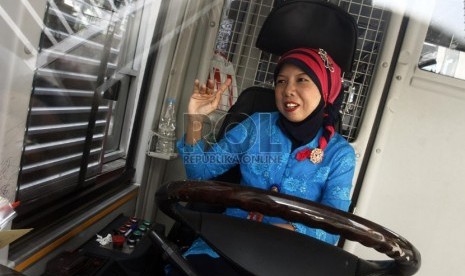 Pramudi Transjakarta memakai baju daerah kebaya di dalam bus Transjakarta jurusan Blok M-Kota, Jakarta, Ahad (21/4).   (Republika/Adhi Wicaksono)