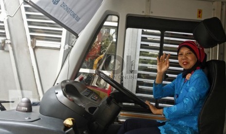 Pramudi Transjakarta memakai baju daerah kebaya di dalam bus Transjakarta jurusan Blok M-Kota, Jakarta, Ahad (21/4).   (Republika/Adhi Wicaksono)