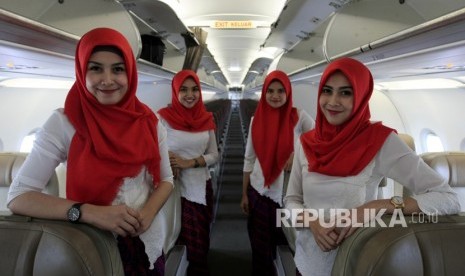 Pramugari maskapai Batik Airline dengen rute penerbangan Sultan Iskandar Muda-Halim Perdana Kusuma menggunakan jilbab di Bandara Halim Perdana Kusuma, Jakarta Timur, Jakarta, Kamis (15/2). Maskapai Larang Pramugari Berjilbab, Kemenaker: Bisa Diberikan Sanksi