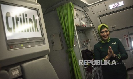 Pramugari maskapai Citilink Indonesia berseragam hijab menyapa dalam penerbangan perdana seragam baru Citilink Indonesia rute Jakarta-Surabaya, Senin (14/5).