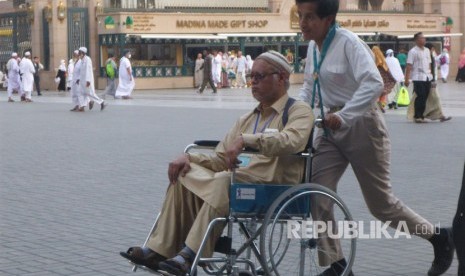 Pramuka di sekitar Masjid Nabawi siap membantu jamaah haji dari berbagai penjuru dunia, Selasa (15/8).