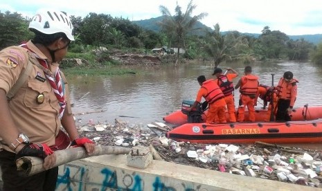 Pramuka turut menjadi bagian dalam masa tanggap darurat banjir bandang di Garut