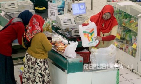 Pramuniaga melayani pembeli di salah satu pusat perbelanjaan di Kota Bogor, Jawa Barat, Rabu (21/11/2018).