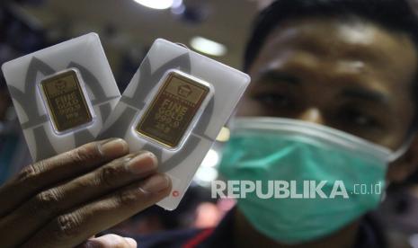 Harga emas produksi Antam sepanjang pekan ini bergerak dinamis, Namun hari ini, Jumat (27/8), harga emas stagnan di angka Rp 942.000 per gram.