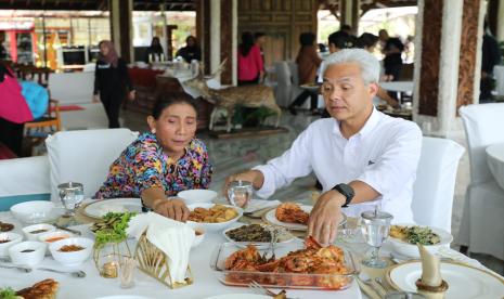 Pranowo, menyicipi udang saat berkunjung ke kediaman Susi Pudjiastuti di Kecamatan Pangandaran, Kabupaten Pangandaran, Jawa Barat, Selasa (7/11/2023).