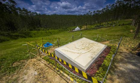 Prasasti bergambar peta Indonesia berdiri di titik nol kilometer Ibu Kota Negara (IKN) Nusantara di Kecamatan Sepaku, Kabupaten Penajam Paser Utara, Kalimantan Timur, Selasa (19/4/2022). 