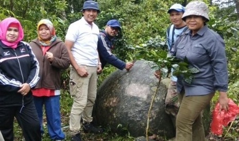 Prasasti yang ditemukan di Gunung Ungaran.