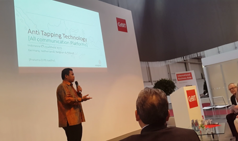 Pratama Persadha sedang memaparkan teknologi enkripsi terkini dalam International Bussiness Forum di arena pameran IT terbesar dunia CeBIT 2015, Hannover Jerman.