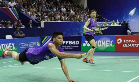  Praveen Jordan berusaha mengembalikan shuttlecock disaksikan Debby Susanto.