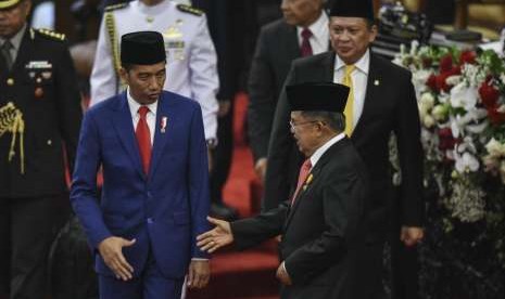 Preisden Joko Widodo (kiri) bersama Wakil Presiden Jusuf Kalla (tengah) dan Ketua DPR Bambang Soesatyo (kanan) mengikuti Sidang Bersama DPR-DPD di Gedung Nusantara, Kompleks Parlemen, Senayan, Jakarta, Kamis (16/8). 