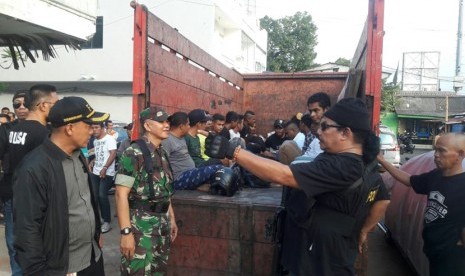  Preman di Cengkareng Ditangkap.  19 preman lahan kosong di Cengkareng, Jakarta Barat, ditangkap pihak kepolisian, Senin (25/2).