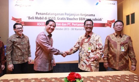 Presdir ASCO Automotive, Stanley Setia Atmadja bersama Direktur Utama PT Pertamina Retail, Toharso usai penandatanganan kerja sama untuk program 'Beli Mobil di ASCO, Gratis BBM Non-Subsidi'