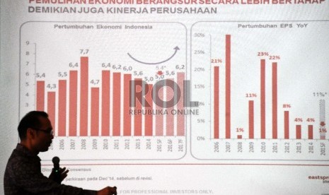 Presdir Eastpring Investments Indonesia Riki Frindos berikan paparan dalam diskusi bertajuk Global dan Local Market Update 2nd Half 2015 di Jakarta, Kamis (13/8). 