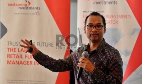 Presdir Eastpring Investments Indonesia Riki Frindos berikan paparan dalam diskusi bertajuk Global dan Local Market Update 2nd Half 2015 di Jakarta, Kamis (13/8). 