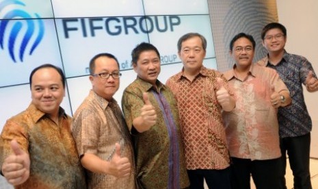 Presdir FIF Group Suhartono (3 kiri) bersama jajaran Direksi (dari ki-ka) Hendry Christian, David Iskandar, Rusdimin Adikarta, R. Sutjahja Nugroho dan Djap Tet Fa, mengacungkan jempol di depan logo baru FIF Group, di Jakarta, Kamis (2/5).