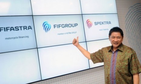 Presdir FIF Group Suhartono mengacungkan jempol di depan logo baru FIF Group, di Jakarta, Kamis (2/5).