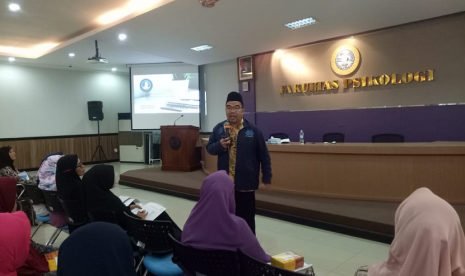 Presdir Klinik Pendidikan MIPA. Presiden KPM  Ridwan Hasan Saputra (RHS) membagikan pengalaman suprarasionalnya. 