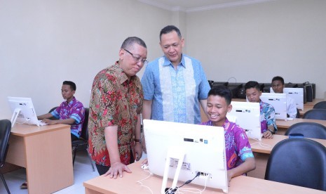 Presdir  Lintasarta  Arya Damar (kiri) dan Dirut  Bank Bukopin Glen Glenardi (kanan) meninjau ruang kelas dan para santri usai menandatangani MoU  di Pondok Pesantren  Darus Sa’adah , kawasan Sentul, Bogor, Jawa Barat, Jumat (31/3).