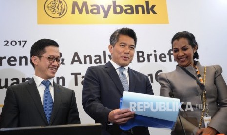 Presdir Maybank Indonesia Taswin Zakaria (tengah), Direktur Maybank Indonesia Eri Budiono dan Direktur Keuangan Maybank Indonesia Thila Nadason (kiri)..